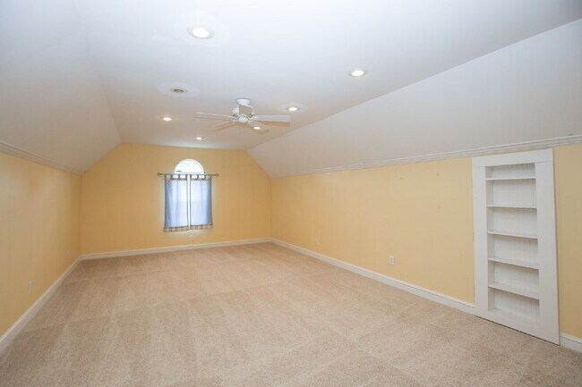 Building Photo - 380 Sullivan Dr