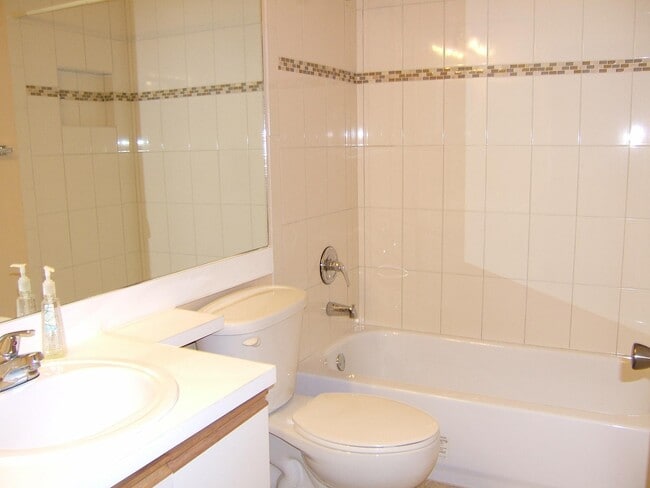 Building Photo - 660 Cypress Club Way