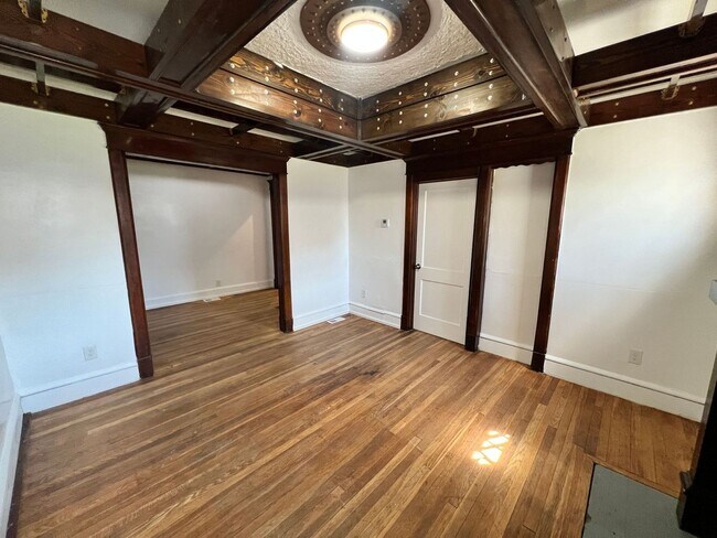 Building Photo - Stylish 2-Bedroom Unit Featuring Decorative Fireplace