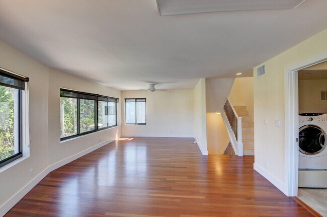 Building Photo - 1121 Bel Air Dr