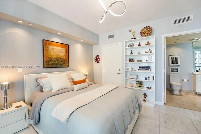 Building Photo - 495 Brickell Ave