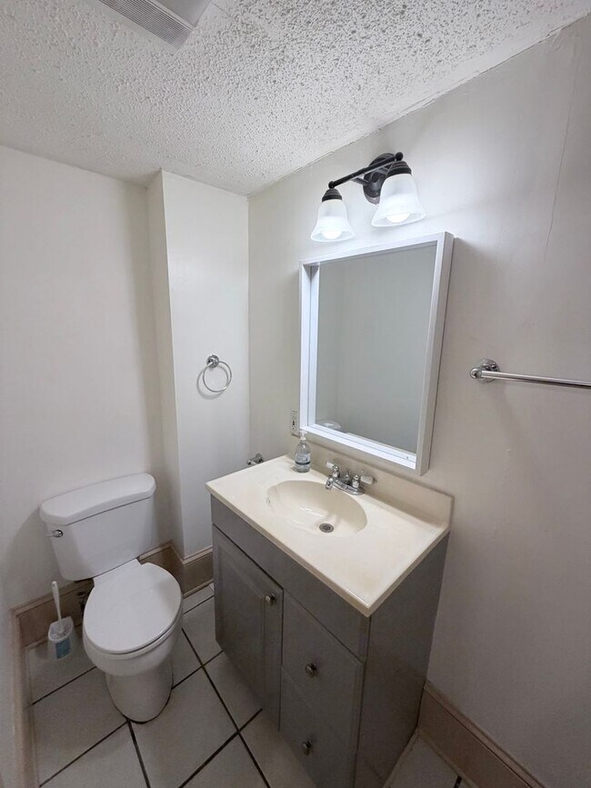 Building Photo - Available Now! River Arts District. 2 bedrooms/1 bathroom