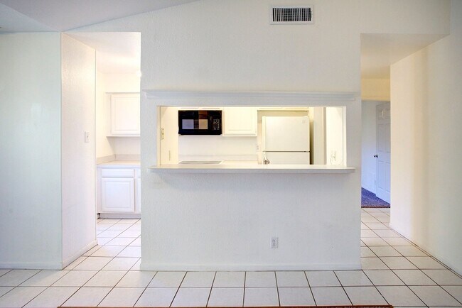 Building Photo - Now Available! Gated 2BR/2BA Condo in N Arlington!