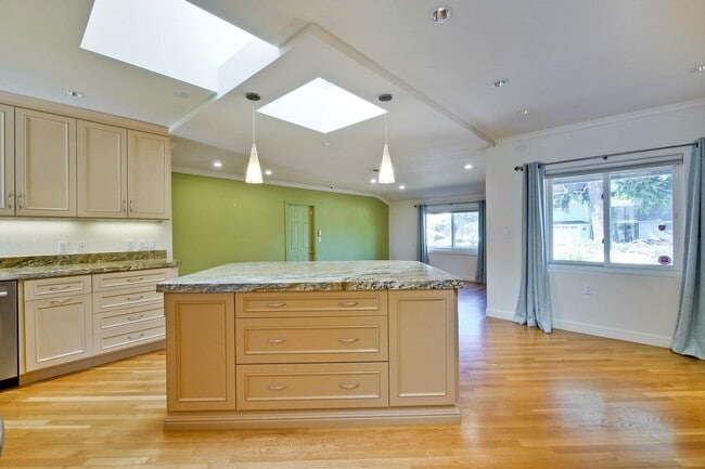 Building Photo - Beautiful 4 bedroom, 3 bath in desirable C...