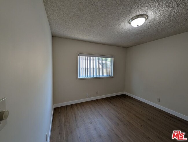 Building Photo - 307 N Curtis Ave