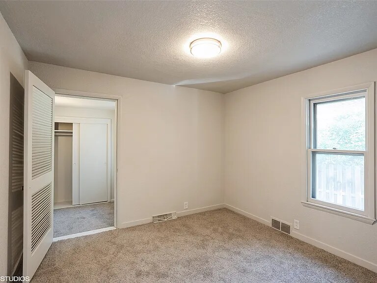 Building Photo - 3215 E 8th St