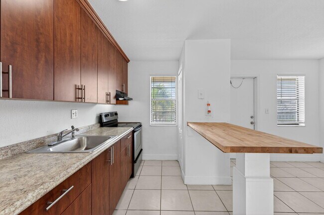 Building Photo - 4081 N Dixie Hwy