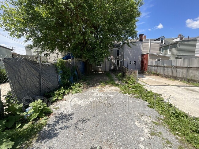 Building Photo - 715 Vander Ave