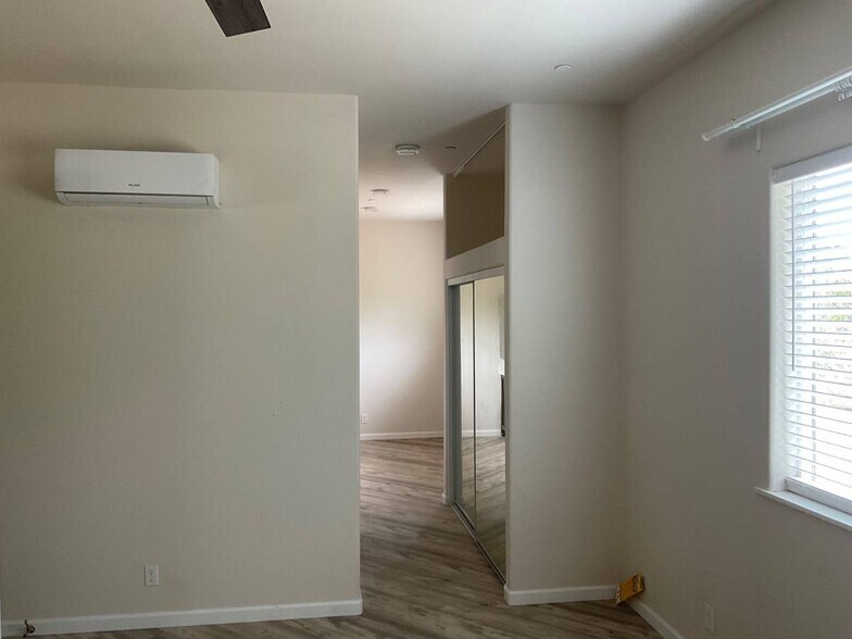 Building Photo - 9427 Vista Dr
