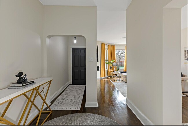 Building Photo - 5536 S King Dr