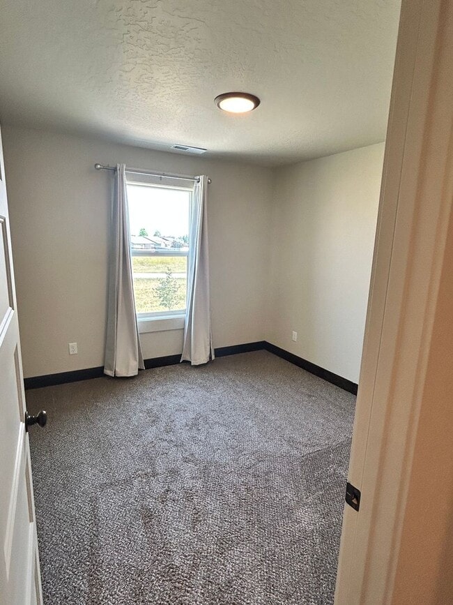 Building Photo - 3 Bed / 2.5 Bath Townhouse with Fenced Yard – Great Kalispell Location!