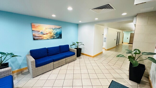 Building Photo - Diamond in the rough 1 bedroom with den in Honolulu!