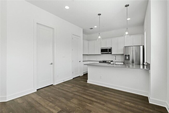 Building Photo - 2050 Lohmans Spur Rd