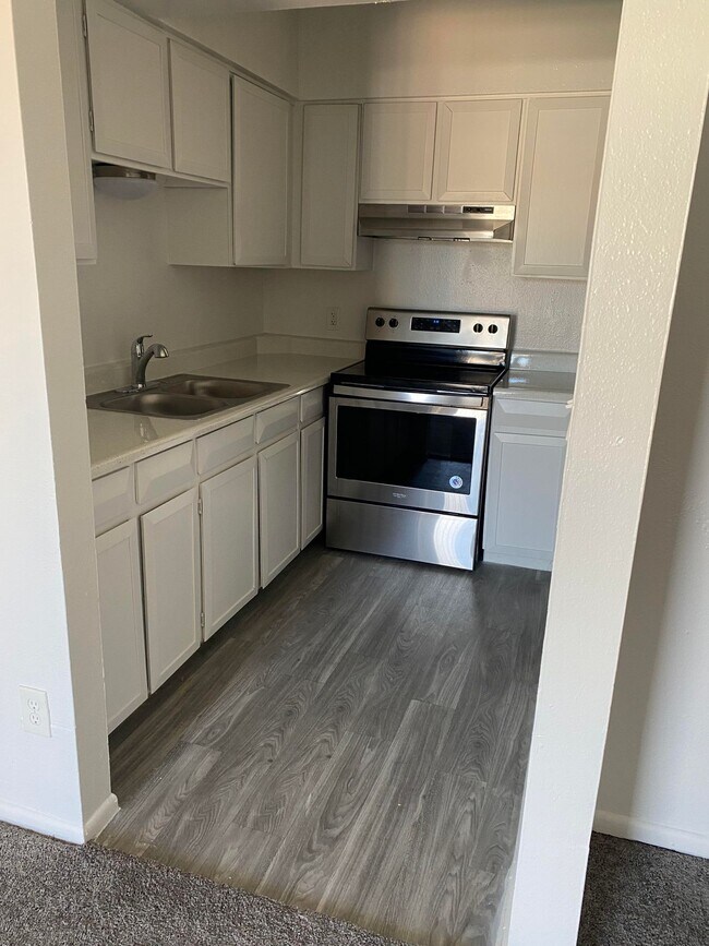 Building Photo - MOVE IN SPECIAL