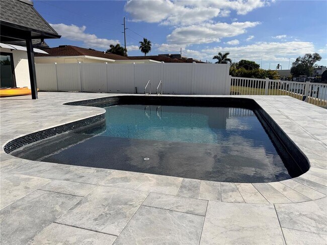 Building Photo - 3918 Doral Dr