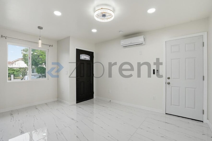 Building Photo - Unit