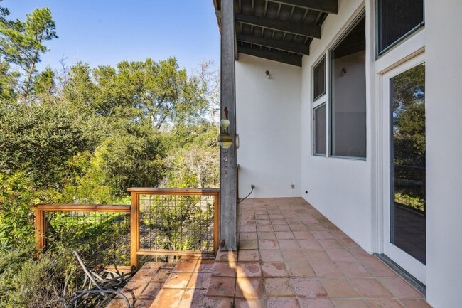 Building Photo - Charming 4BR Home Available in Private Portola Valley Cul de Sac