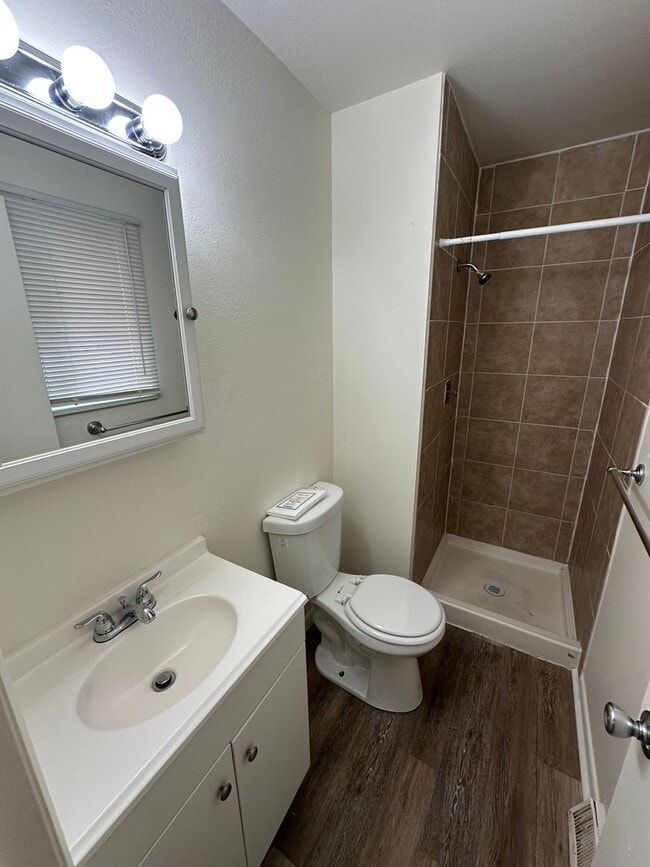Building Photo - Fantastic 4 bdrm home avail NOW