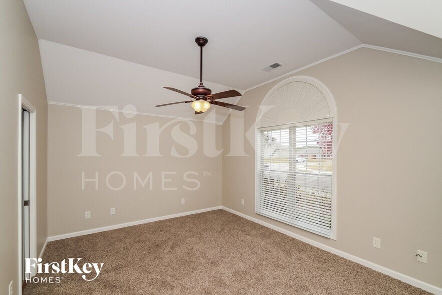 Building Photo - 316 Village Dr