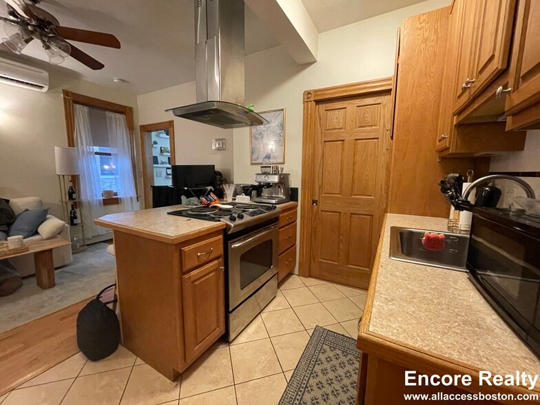 Building Photo - 66 Pinckney St