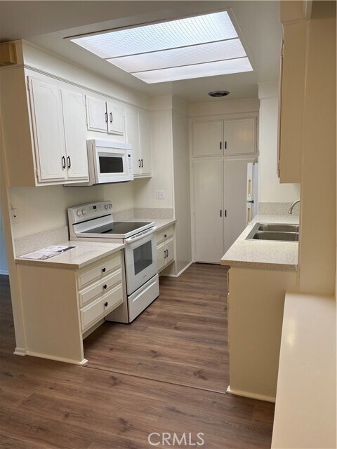 Building Photo - 2280 Via Mariposa W