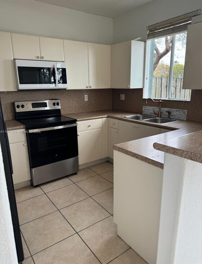 Building Photo - 2525 SE 14th Ave