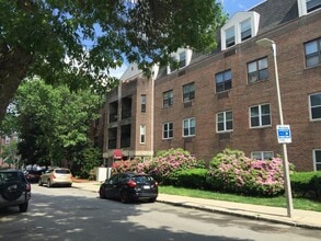 Building Photo - Spacious 3-bed 1.5 Bath in Excellent Neigh...