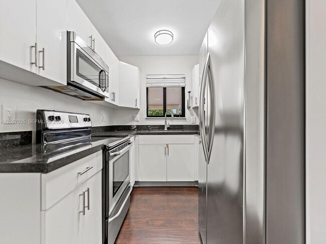 Building Photo - 16321 SW 96th Ave