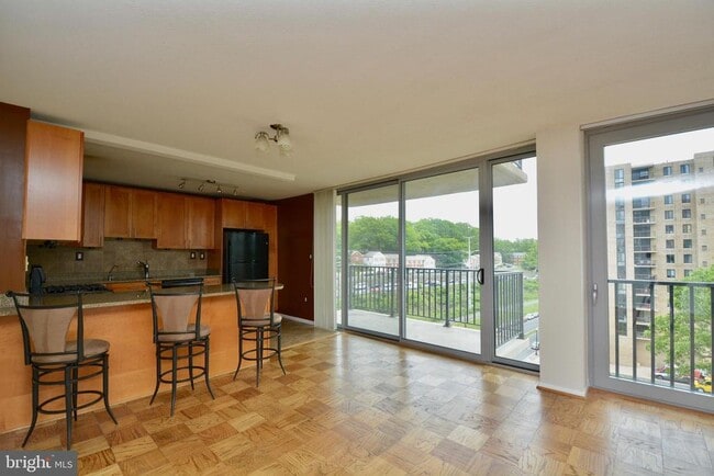 Building Photo - 4600 S Four Mile Run Dr