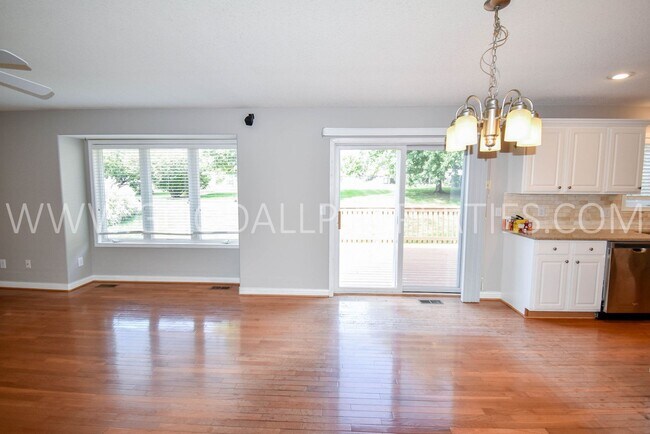 Building Photo - 3 Bedroom Home in West Des Moines