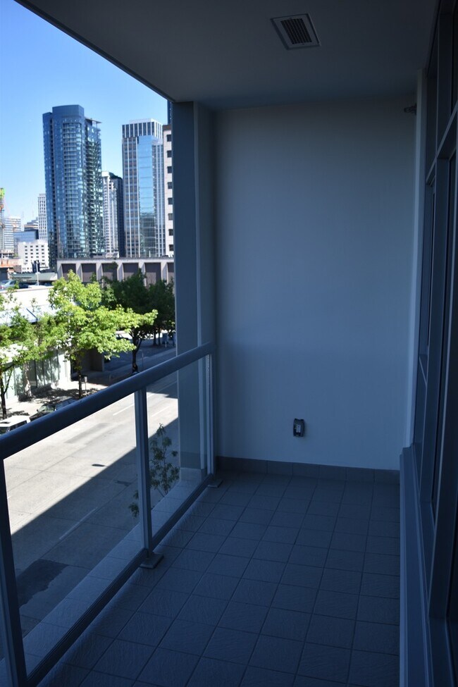 Building Photo - Spacious Luxury One Bedroom - Insignia