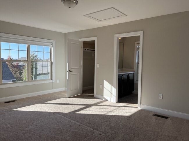 Building Photo - 104 Heartsease Ln