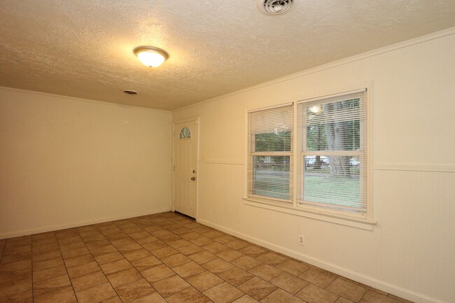 Building Photo - 3 Bedroom Arlington Woods Home!