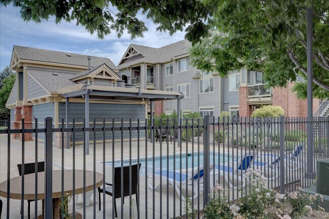 Building Photo - 2nd Floor, 2 bed, 2bath, Community Pool!