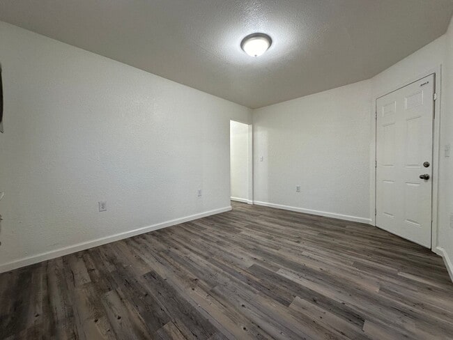 Building Photo - 616 5th St