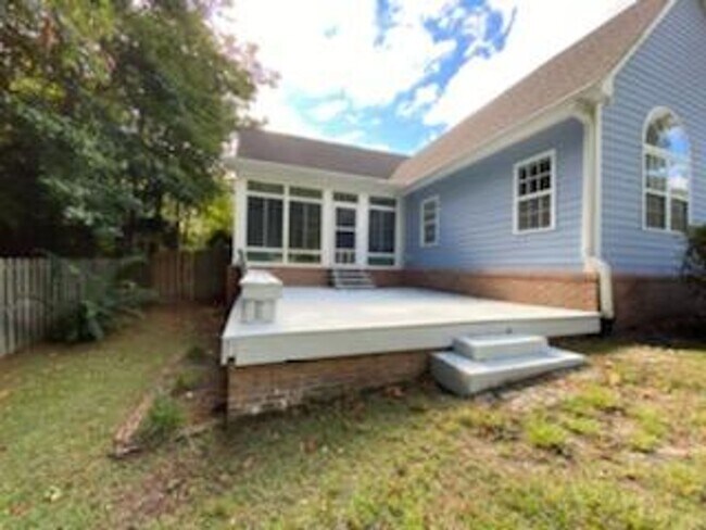 Building Photo - 3 Bedroom, 2 bath home in North Shore Comm...