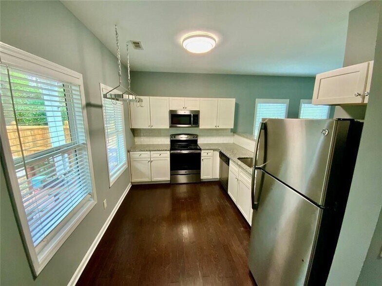 Building Photo - 294 SW Bass