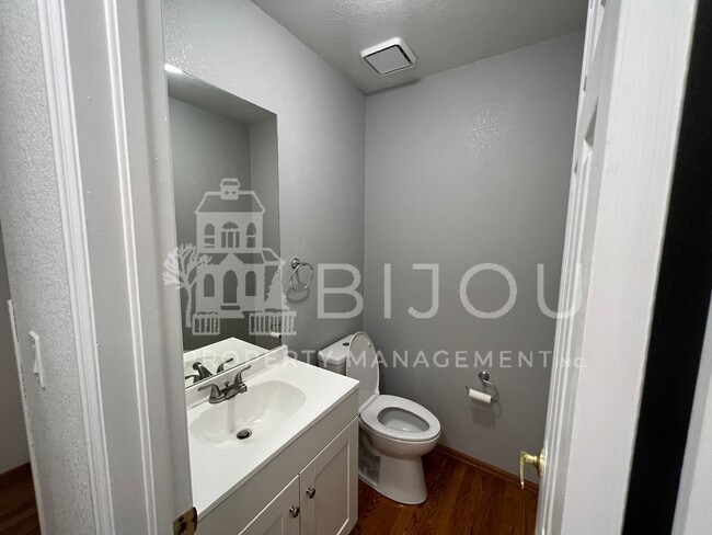 Building Photo - Spacious Rockrimmon Townhome