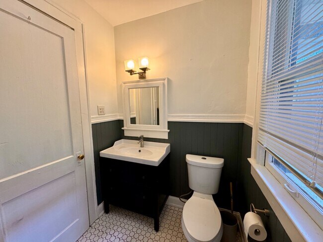 Building Photo - 982 Woodruff Pl E Dr