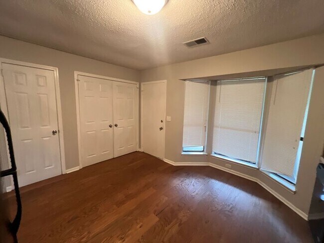 Building Photo - 5547 St James St