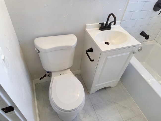 Building Photo - 3221 NE 16th St