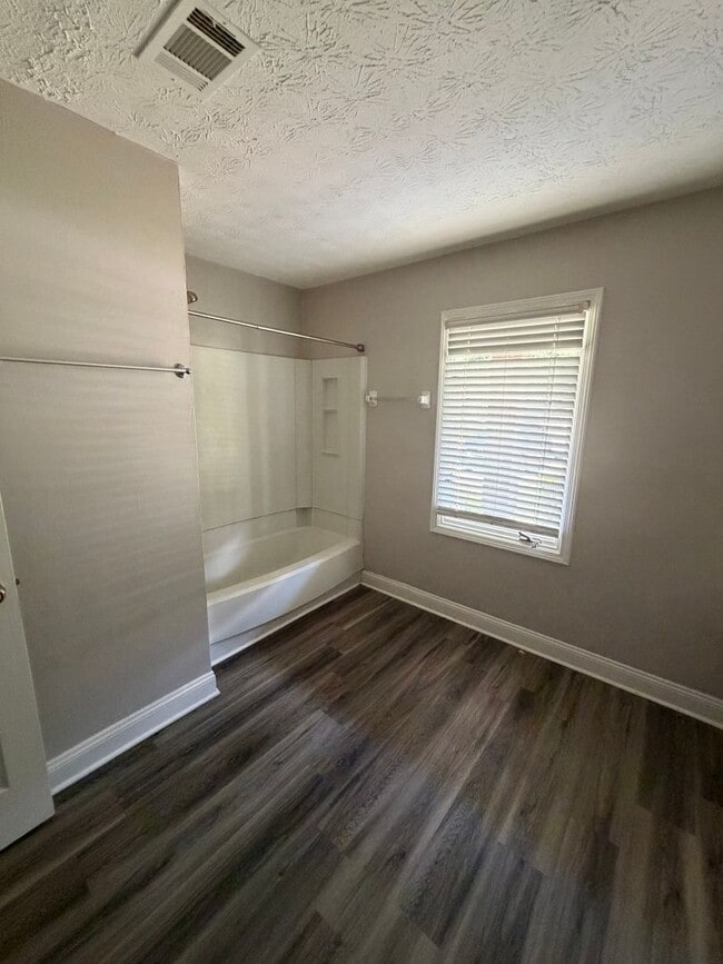 Building Photo - 2107 Fairway Ct SE