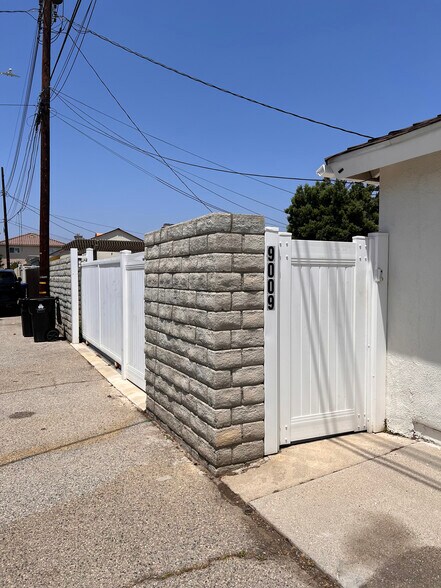 Building Photo - 9009 Monogram Ave