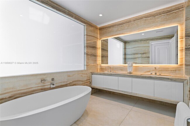 Building Photo - 17901 Collins Ave