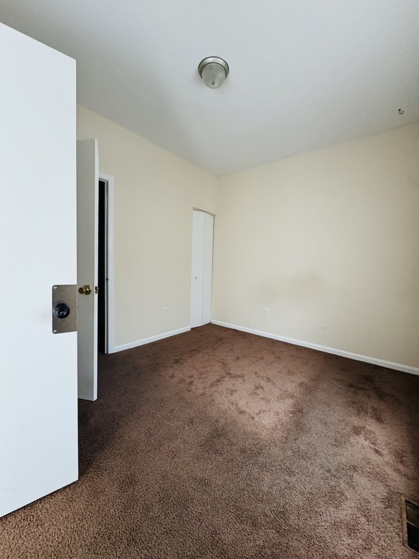 Building Photo - 1323 E 10th St