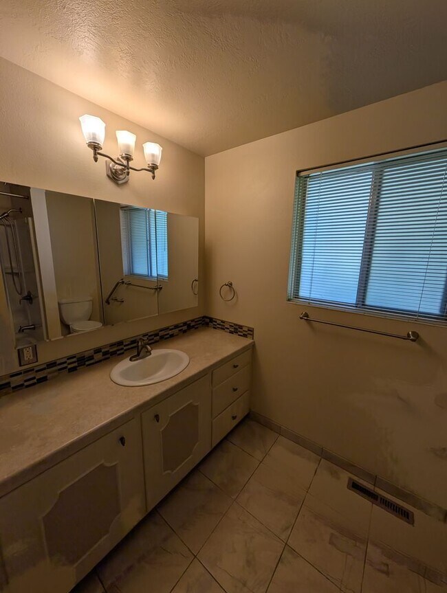 Building Photo - 675 University Dr
