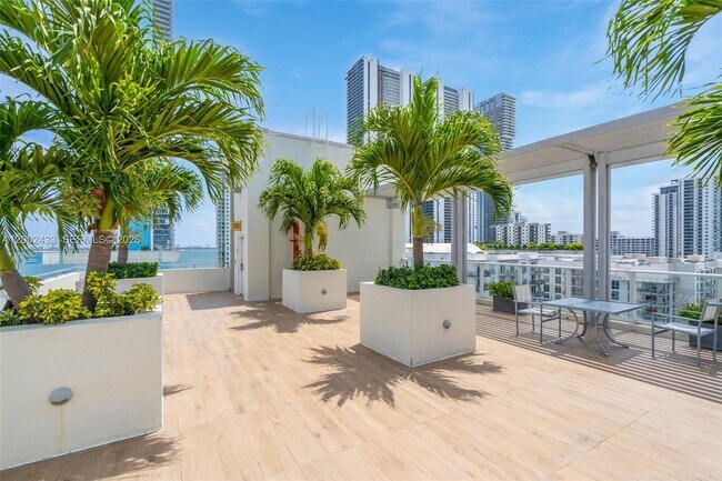 Building Photo - 321 NE 26th St