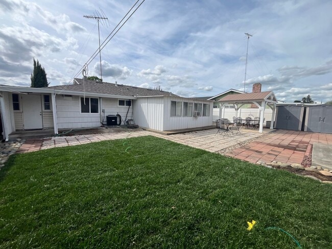 Building Photo - Spacious 3 bed 1 bath plus bonus room! Pet friendly with nice size back yard