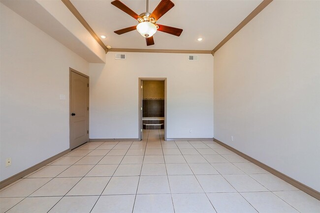 Building Photo - 305 Lake Clark Ct