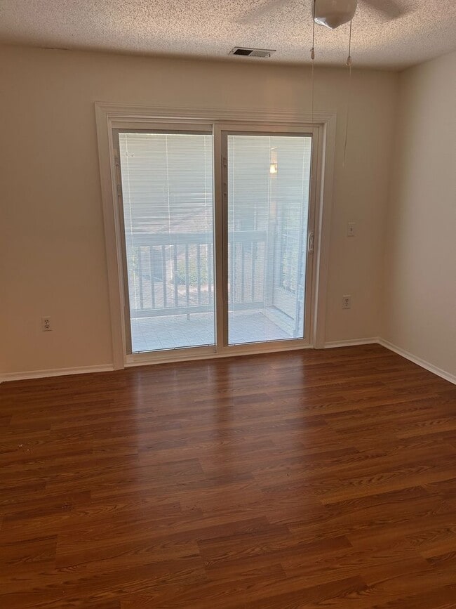 Building Photo - Southside Savannah-Rare Hoover Creek Condo...